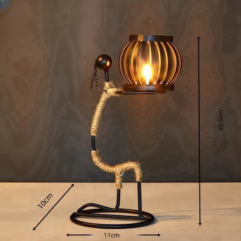 Candelabro nórdico de metal con escultura abstracta
