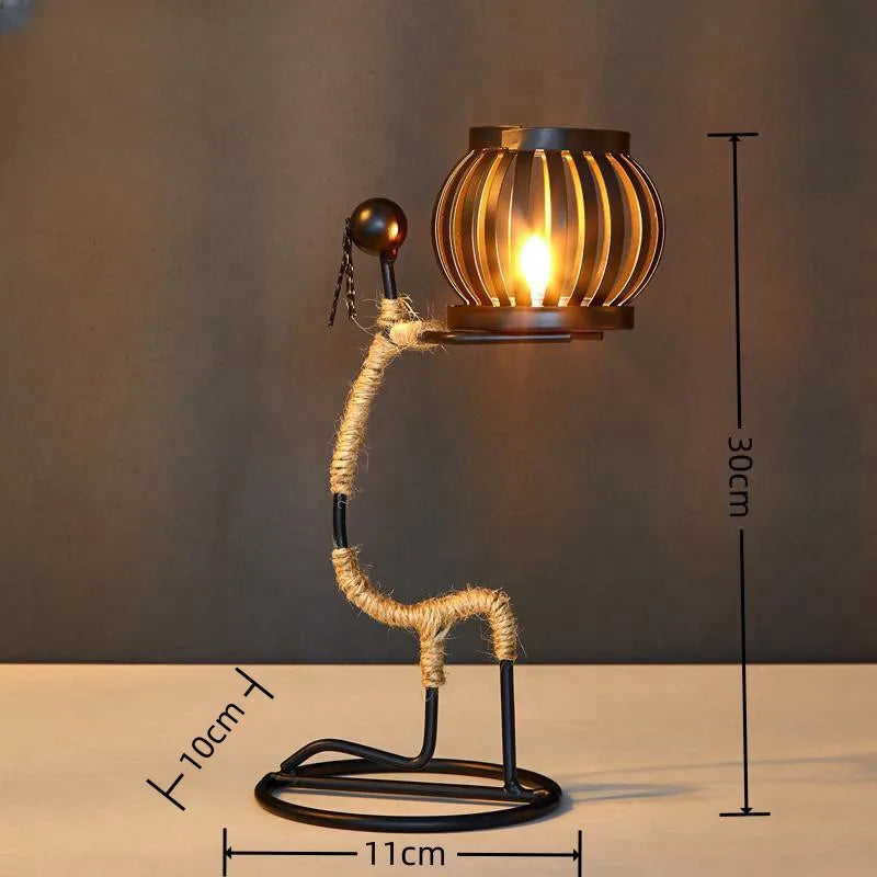 Candelabro nórdico de metal con escultura abstracta