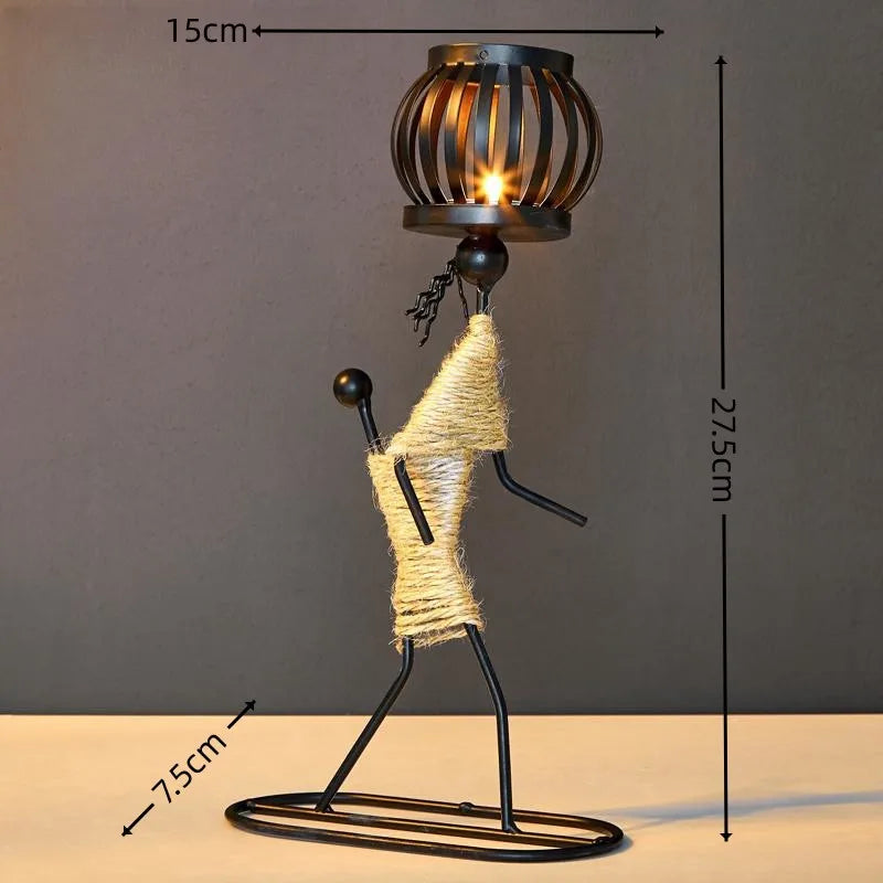 Candelabro nórdico de metal con escultura abstracta