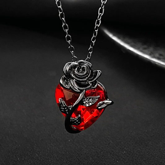Collar gótico con colgante de corazón