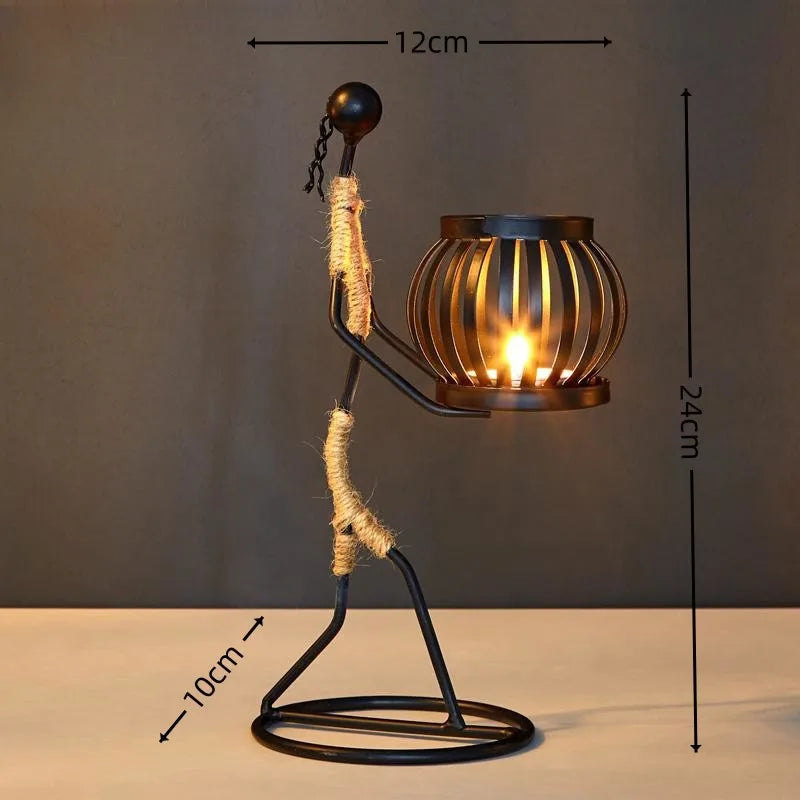 Candelabro nórdico de metal con escultura abstracta